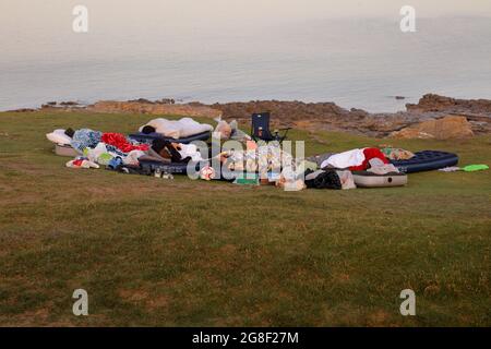 Dormir la nuit avant de sortir sur le toit de falaise dans la baie de Hardy à Ogmore par la mer. Banque D'Images