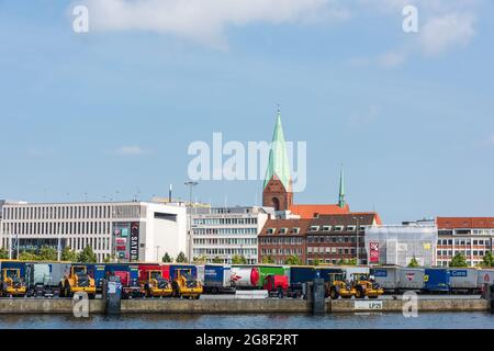 Kiel Hafenimpressionen - Am Schwedenkai lagern die Container und Waren für dei Verschiffung nach Schweden Banque D'Images