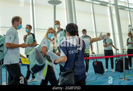 Tokyo, Japon. 19 juillet 2021. Un assistant montre des athlètes et des superviseurs de l'équipe D The Way à l'aéroport de Haneda, les Jeux Olympiques d'été 2020 du 07/19/2021 07 au 08.08.2021 à Tokyo/Japon. 23/20 CRÉDIT : dpa/Alay Live News Banque D'Images