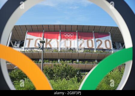 20 juillet 2021, Japon, Tokio: Une vue à travers les anneaux olympiques de l'extérieur du stade olympique. Le stade olympique est le lieu sportif de la cérémonie d'ouverture et de clôture, ainsi que pour les athlètes de piste et de terrain et le football. Les Jeux Olympiques de 2020 à Tokyo auront lieu de 23.07.2021 à 08.08.2021. Photo: Michael Kappeller/dpa Banque D'Images