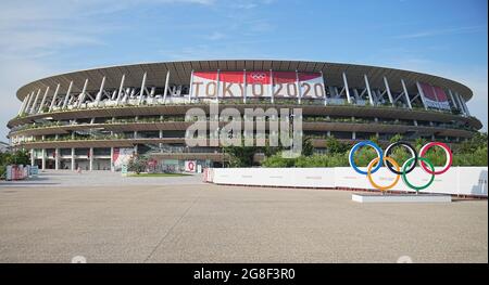 20 juillet 2021, Japon, Tokio : une vue de l'extérieur du stade olympique. Le stade olympique est le lieu sportif de la cérémonie d'ouverture et de clôture, ainsi que pour les athlètes de piste et de terrain et le football. Les Jeux Olympiques de 2020 à Tokyo auront lieu de 23.07.2021 à 08.08.2021. Photo: Michael Kappeller/dpa Banque D'Images