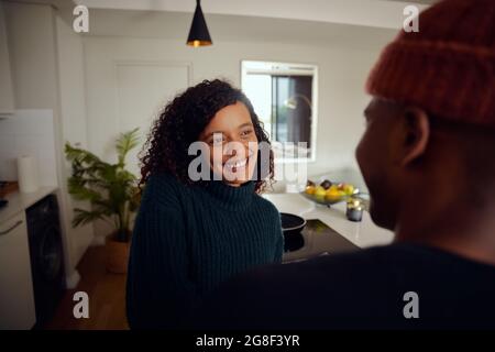 Couple mixte de race buvant du café ensemble. Jeune et heureuse femme afro-américaine souriant à son partenaire masculin. Photo de haute qualité Banque D'Images