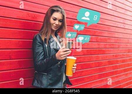 Jeune femme utilisant un smartphone avec notification d'icône.concept de réseaux sociaux ou de réseaux sociaux. Banque D'Images