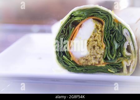 Rouleau de crêpes aux légumes aux épinards. Personne Banque D'Images