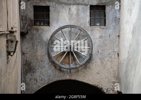 Lanzo-italie-juin 2021 le centre historique du village caractéristique de Lanzo situé au pied des Alpes dans le Piémont. Banque D'Images