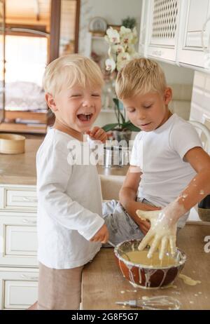 Les garçons préparent une tarte maison dans la cuisine. Deux frères Cooki Banque D'Images