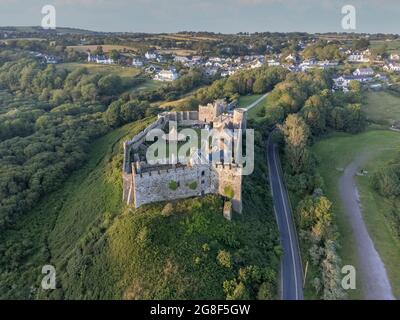 Editorial Manorbier, Royaume-Uni - 13 juillet 2021 : vue du château de Manorbier dans l'ouest du pays de Galles, château normand fondé au XIe siècle. Banque D'Images
