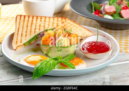 Club sandwich panini avec jambon, tomate, fromage et basilic avec boulettes de fromage Banque D'Images