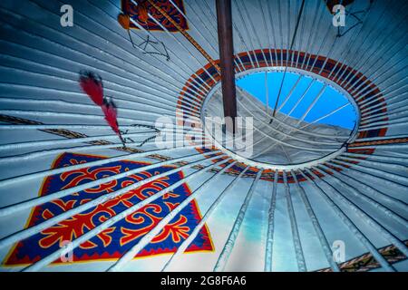 Intérieur d'un dger kazakh avec anneau de toit (yurt), montagnes Altai, province de Bayan-Olgii, Mongolie Banque D'Images