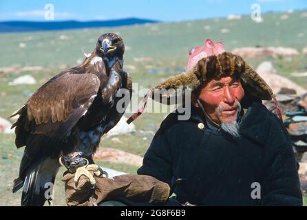 Chasseur d'aigle kazakh avec son aigle, Golden Eagle Festival, Bayan-Olgii, montagnes de l'Altaï, Mongolie Banque D'Images