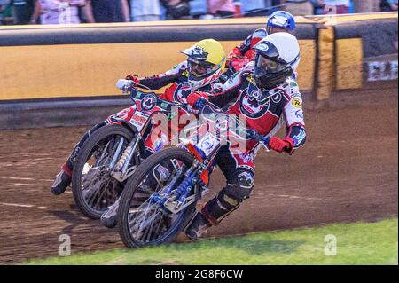 PETERBOROUGH, ROYAUME-UNI. LE 19 JUILLET dans la dernière chaleur Brady Kurtz (blanc) et Dan Bewley (jaune) vont pour le maximum de points pendant le match SGB Premiership entre Peterborough et Belle vue Aces au champ de foire de l'est de l'Angleterre, Peterborough, le lundi 19 juillet 2021. (Credit: Ian Charles | MI News) Credit: MI News & Sport /Alay Live News Banque D'Images