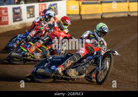 PETERBOROUGH, ROYAUME-UNI. 19 JUILLET Dan Bewley (jaune) en route pour battre le record de Peterborough alors qu'il dirige Michael Palm-Toft (rouge) Brady Kurtz (blanc) et Scott Nicholls (bleu) lors du match SGB Premiership entre Peterborough et Belle vue Aces au champ de foire de l'est de l'Angleterre, à Peterborough, le lundi 19 juillet 2021. (Credit: Ian Charles | MI News) Credit: MI News & Sport /Alay Live News Banque D'Images