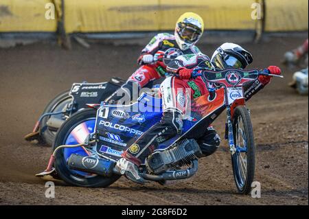 PETERBOROUGH, ROYAUME-UNI. LE 19 JUILLET Brady Kurtz (blanc) et Dan Bewley (jaune) ont atteint le maximum de points lors du match de la première SGB entre Peterborough et Belle vue Aces au champ de foire de l'est de l'Angleterre, à Peterborough, le lundi 19 juillet 2021. (Credit: Ian Charles | MI News) Credit: MI News & Sport /Alay Live News Banque D'Images