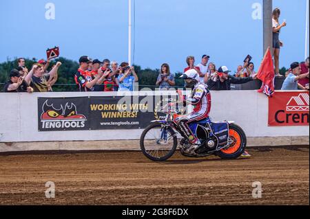 PETERBOROUGH, ROYAUME-UNI. LE 19 JUILLET Brady Kurtz fait la joie des fans des Aces lors du match SGB Premiership entre Peterborough et Belle vue Aces au champ de foire de l'est de l'Angleterre, à Peterborough, le lundi 19 juillet 2021. (Credit: Ian Charles | MI News) Credit: MI News & Sport /Alay Live News Banque D'Images