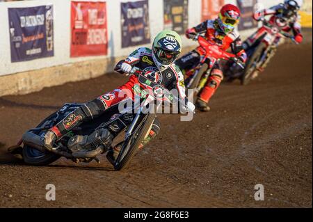 PETERBOROUGH, ROYAUME-UNI. 19 JUILLET Dan Bewley (jaune) en route pour battre le record de Peterborough alors qu'il dirige Michael Palm-Toft (rouge) et Brady Kurtz (blanc) lors du match de SGB Premiership entre Peterborough et Belle vue Aces au East of England Showground, Peterborough, le lundi 19 juillet 2021. (Credit: Ian Charles | MI News) Credit: MI News & Sport /Alay Live News Banque D'Images