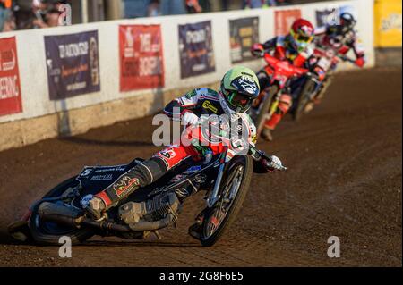 PETERBOROUGH, ROYAUME-UNI. 19 JUILLET Dan Bewley (jaune) en route pour battre le record de Peterborough alors qu'il dirige Michael Palm-Toft (rouge) et Brady Kurtz (blanc) lors du match de SGB Premiership entre Peterborough et Belle vue Aces au East of England Showground, Peterborough, le lundi 19 juillet 2021. (Credit: Ian Charles | MI News) Credit: MI News & Sport /Alay Live News Banque D'Images