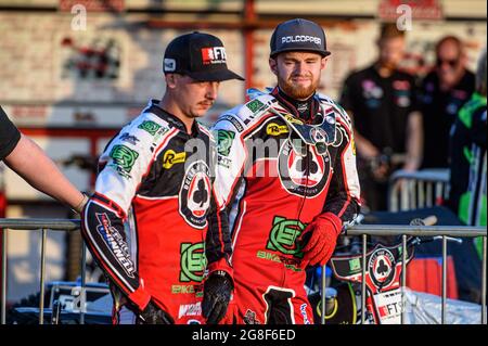 PETERBOROUGH, ROYAUME-UNI. 19 JUILLET JYE Etheridge (à gauche) et Brady Kurtz regardent la course pendant le match de SGB Premiership entre Peterborough et Belle vue Aces au East of England Showground, Peterborough, le lundi 19 juillet 2021. (Credit: Ian Charles | MI News) Credit: MI News & Sport /Alay Live News Banque D'Images