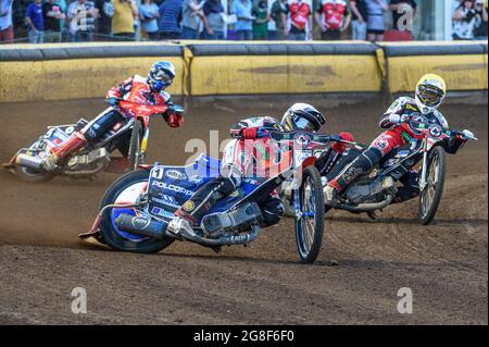 PETERBOROUGH, ROYAUME-UNI. LE 19 JUILLET Brady Kurtz (blanc) et Dan Bewley (jaune) vont jusqu'à un maximum de points devant Bjarne Pedersen (bleu) lors du match SGB Premiership entre Peterborough et Belle vue Aces au champ de foire de l'est de l'Angleterre, à Peterborough, le lundi 19 juillet 2021. (Credit: Ian Charles | MI News) Credit: MI News & Sport /Alay Live News Banque D'Images