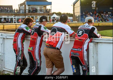 PETERBOROUGH, ROYAUME-UNI. LE 19 JUILLET (l-r) Charles Wright, JYE Etheridge Mark Lemon et Dan Bewley regardent le classement des pistes lors du match SGB Premiership entre Peterborough et Belle vue Aces au champ de foire de l'est de l'Angleterre, à Peterborough, le lundi 19 juillet 2021. (Credit: Ian Charles | MI News) Credit: MI News & Sport /Alay Live News Banque D'Images