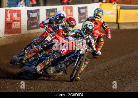 PETERBOROUGH, ROYAUME-UNI. 19 JUILLET Dan Bewley (jaune) en route pour battre le record de Peterborough alors qu'il dirige Michael Palm-Toft (rouge) Brady Kurtz (blanc) et Scott Nicholls (bleu) lors du match SGB Premiership entre Peterborough et Belle vue Aces au champ de foire de l'est de l'Angleterre, à Peterborough, le lundi 19 juillet 2021. (Credit: Ian Charles | MI News) Credit: MI News & Sport /Alay Live News Banque D'Images