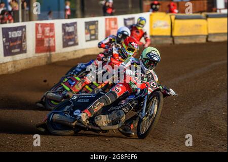 PETERBOROUGH, ROYAUME-UNI. 19 JUILLET Dan Bewley (jaune) en route pour battre le record de Peterborough alors qu'il dirige Michael Palm-Toft (rouge) Brady Kurtz (blanc) et Scott Nicholls (bleu) lors du match SGB Premiership entre Peterborough et Belle vue Aces au champ de foire de l'est de l'Angleterre, à Peterborough, le lundi 19 juillet 2021. (Credit: Ian Charles | MI News) Credit: MI News & Sport /Alay Live News Banque D'Images