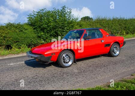 1983 80s années 80 Fiat X1/9 VS deux places voiture de sport mi-moteur, coupé 2DR, en route vers Capesthorne Hall Classic July car show, Cheshire, Royaume-Uni Banque D'Images