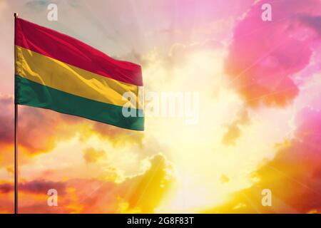 Drapeau bolivien flottant dans le coin supérieur gauche maquette avec l'endroit pour votre information sur le magnifique coucher de soleil coloré ou le lever du soleil fond. Banque D'Images