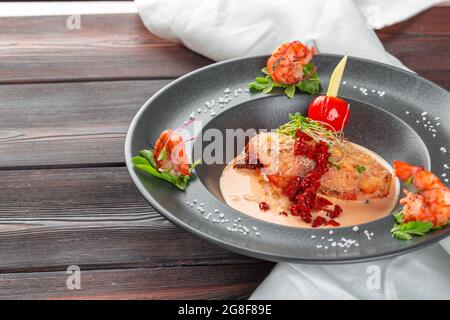 Calmar farci au parmesan, oignon et persil dans la sauce tomate Banque D'Images