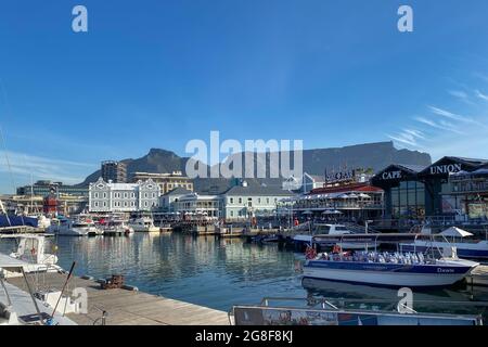 Cape Town, Afrique du Sud – 4 novembre 2019 : vue panoramique des magasins et des bâtiments de Victoria et Alfred Waterfront (W&A Waterfront) contre Table Mounta Banque D'Images