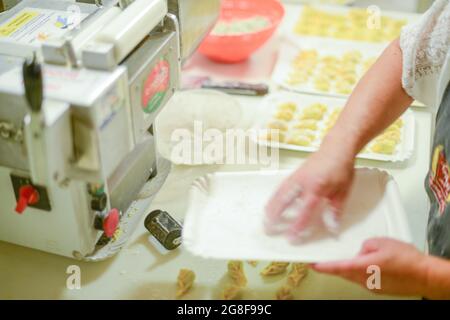 PIACENZA, ITALIE - 17 juillet 2021: Femme qui fait des tortelli , pâtes italiennes farcies traditionnelles Banque D'Images