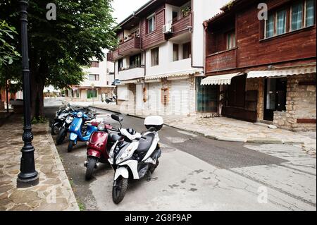 Scooters dans la vieille ville de Nesebar, Bulgarie. Banque D'Images