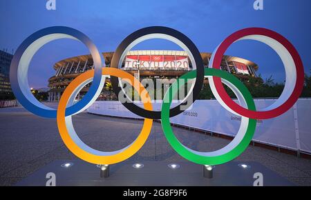 20 juillet 2021, Japon, Tokio : dans la soirée, des anneaux olympiques au crépuscule se tiennent devant le stade olympique. Le stade olympique est le lieu sportif de la cérémonie d'ouverture et de clôture, ainsi que pour les athlètes de piste et de terrain et le football. Les Jeux Olympiques de 2020 à Tokyo auront lieu de 23.07.2021 à 08.08.2021. Photo: Michael Kappeller/dpa Banque D'Images