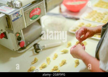 PIACENZA, ITALIE - 17 juillet 2021: Femme qui fait des tortelli , pâtes italiennes farcies traditionnelles Banque D'Images