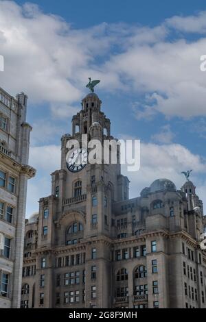 Le Royal Liver Building à Liverpool, et ouvert en 1911, l'un des trois Graces. Statues d'oiseaux du foie mythiques Bella et Bertie sur des tours d'horloge Banque D'Images