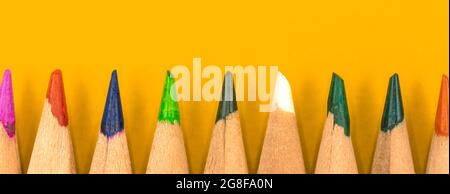 Bannière Web large avec crayons de couleur gros plan sur des bouts nets. Papeterie scolaire sur un fond de bureau lumineux. Vue de dessus Banque D'Images