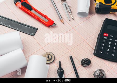 outils de dessin sur papier graphique rouge avec espace de copie Banque D'Images