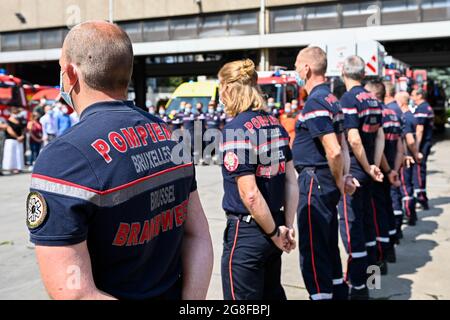 L'illustration montre une minute de silence, une partie du jour de deuil national pour les victimes des graves inondations, à la brigade des pompiers de Bruxelles barra Banque D'Images