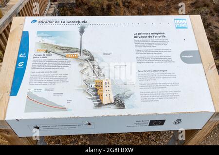 Panneau d'information au mirador, point de vue. Ruines du moulin à eau Juan de Gordejuela sur la côte près de Puerto de la Cruz sur la côte Rambla de Castro Banque D'Images