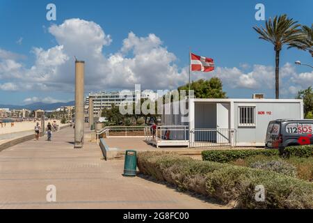 Platja de Palma, Espagne; juillet 16 2021: Premiers soins et poste médical d'urgence sur la promenade de la plage de Palma de Majorque avec un véhicule garé wi Banque D'Images