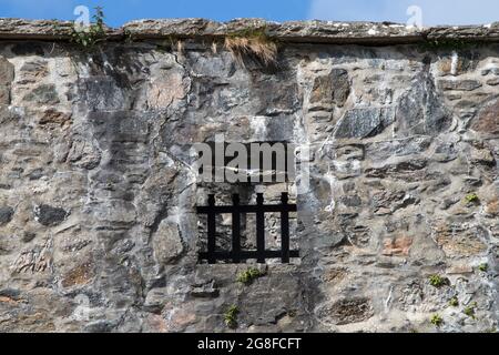 Fenêtre ouvrant dans un ancien mur du château écossais Banque D'Images