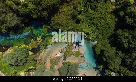 lac avec bleu de l'eau oeil bleu en albanie Banque D'Images