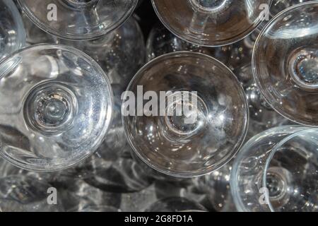 Gros plan de verres à vin en cristal géométriquement montés créant des effets abstraits dus à la réfraction et à la réflexion de la lumière du soleil Banque D'Images