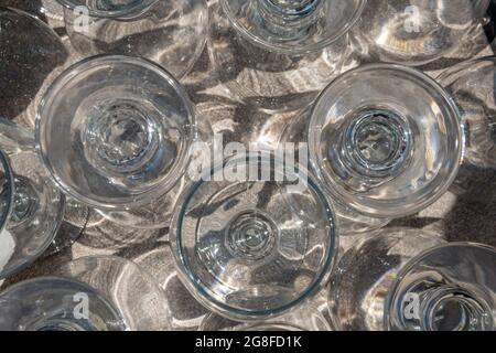 Gros plan de verres à vin en cristal géométriquement montés créant des effets abstraits dus à la réfraction et à la réflexion de la lumière du soleil Banque D'Images
