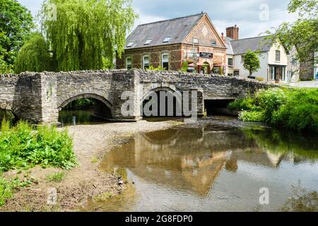 14thc vieux pont au-dessus de la rivière Cun dans le village avec Post Card café dans Shropshire Hills zone d'une beauté naturelle exceptionnelle. Clun Shropshire Angleterre Royaume-Uni Banque D'Images