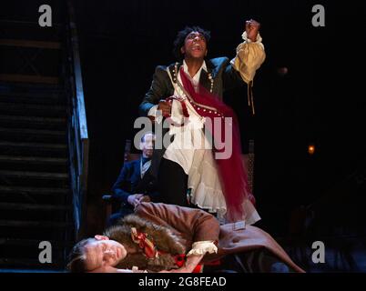 « The Murder of Gonzago » - Ashley G Gayle (joueur) se prépare à prendre la revanche sur Nick Howard-Brown (joueur Roi) regardé par Jonathan Hyde (Claudius) dans LE HAMEAU par Shakespeare ouverture au Théâtre Royal Windsor, Angleterre le 20/07/2021 Set design: Lee Newby costumes: Loren Epstein pergs & maquillage: Susanna Peretz éclairage: Zoe Spurr réalisateur: Sean Mathias Banque D'Images