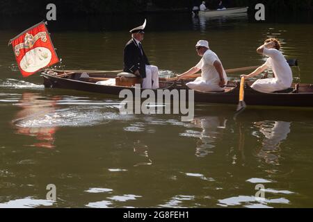 Boveney Lock, près d'Eton, Royaume-Uni : 20 juillet 2021. Recensement annuel de la population de cygnes sur la Tamise. Les cygnes de la Compagnie des Vintners et de la Compagnie des Cyers (Barge Masters en blazers bleus) se trouvent en amont des skiffs traditionnels avec le marqueur de cygne de la Reine David Barber. L'événement annuel est censé date de 1189, lorsque la Couronne a revendiqué la propriété de tous les cygnes muets pour la nourriture pour les banquets et les fêtes. Banque D'Images