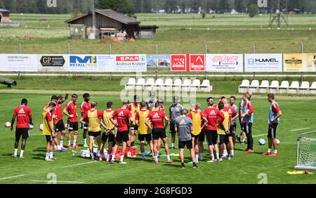 20 juillet 2021, Autriche, Längenfeld: Football: Bundesliga, 1er FC Union Berlin: Camp d'entraînement au Tyrol au centre sportif de Längenfeld. L'entraîneur Urs Fischer (13 de droite) parle à son équipe. Photo: Matthias Koch/dpa Banque D'Images