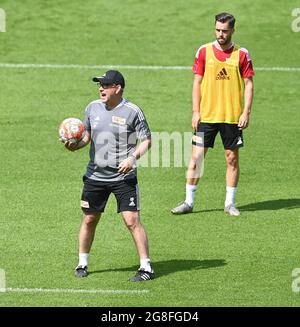 20 juillet 2021, Autriche, Längenfeld: Football: Bundesliga, 1er FC Union Berlin: Camp d'entraînement au Tyrol au centre sportif de Längenfeld. Coach Urs Fischer (l), en action aux côtés de Niko Gießelmann. Photo: Matthias Koch/dpa Banque D'Images