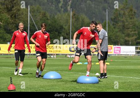 20 juillet 2021, Autriche, Längenfeld: Football: Bundesliga, 1er FC Union Berlin: Camp d'entraînement au Tyrol au centre sportif de Längenfeld. Paul Jaeckel (l-r), Kevin Behrens, Pawel Wszolek et l'entraîneur de fitness Martin Krüger en action. Photo: Matthias Koch/dpa Banque D'Images