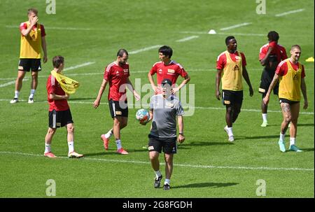 20 juillet 2021, Autriche, Längenfeld: Football: Bundesliga, 1er FC Union Berlin: Camp d'entraînement au Tyrol au centre sportif de Längenfeld. Car Urs Fischer (devant), Niklas Kaus (derrière, 2ème de l-r), Levin Öztunali, Genki Haraguchi, Suleiman Abdullahi, Malick Sanogo et Robert Andich. Photo: Matthias Koch/dpa Banque D'Images